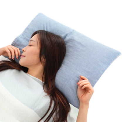 銀のまくだけ まくらカバー AshBlue を枕に巻いて眠る様子