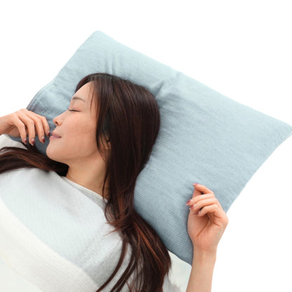 銀のまくだけ まくらカバー BlueGray を枕に巻いて眠る様子