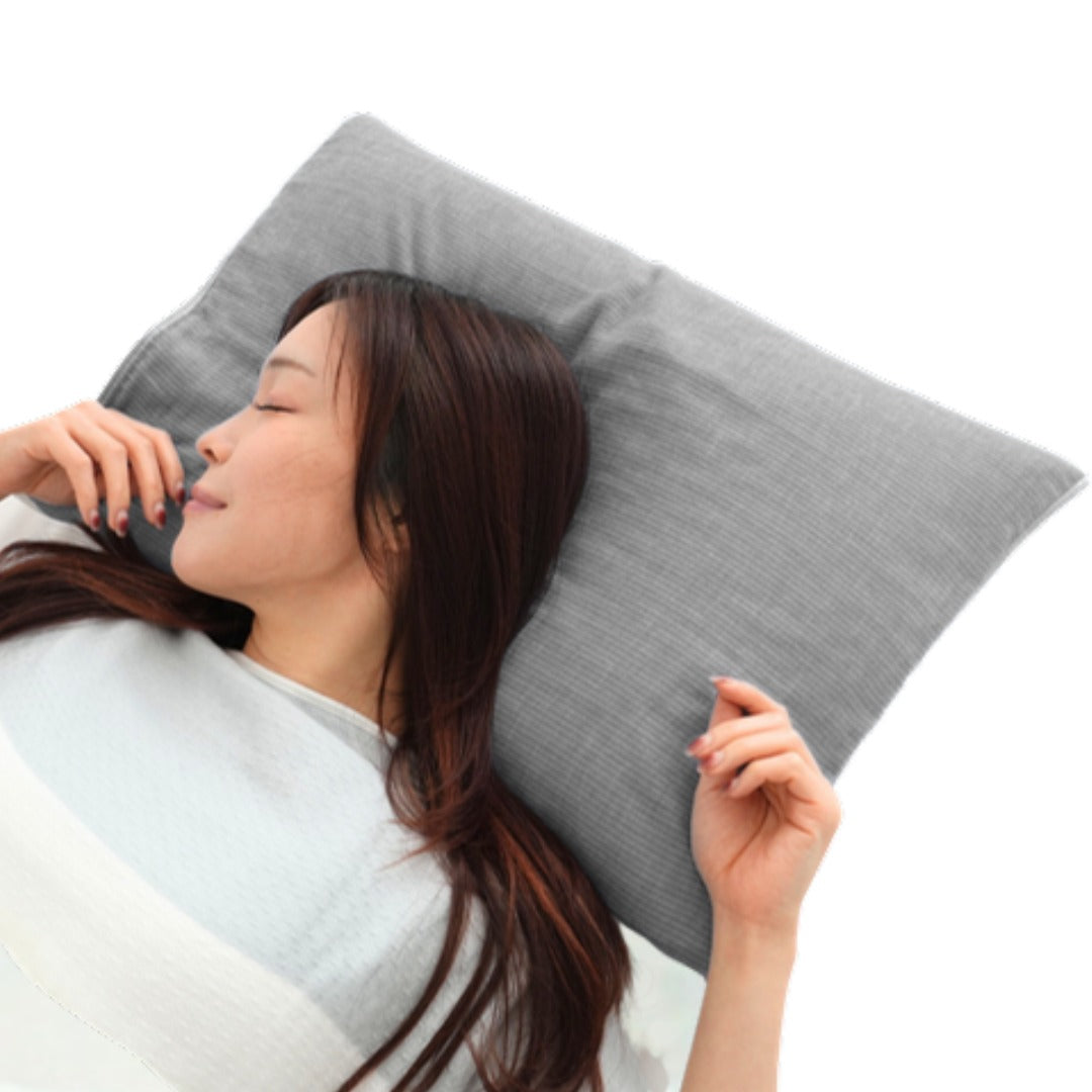 銀のまくだけ まくらカバー DarkGray を枕に巻いて眠る様子
