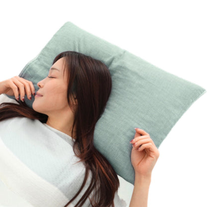 銀のまくだけ まくらカバー Green を枕に巻いて眠る様子