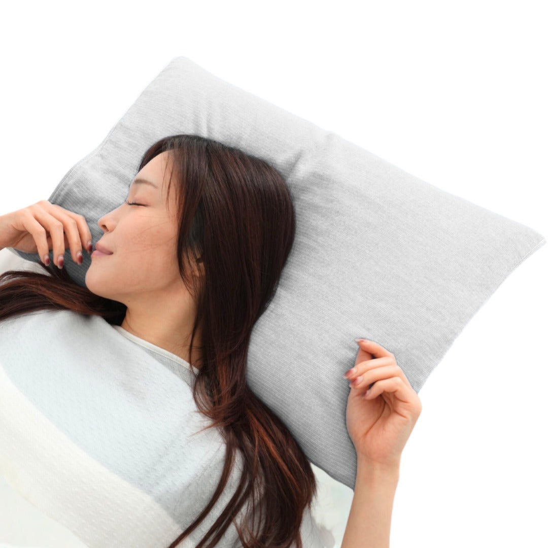 銀のまくだけ まくらカバー LightGray を枕に巻いて眠る様子
