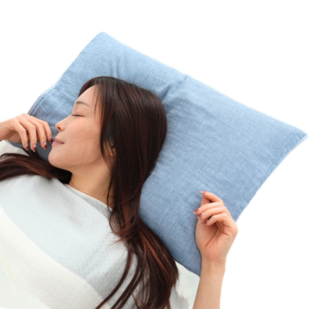 銀のまくだけ まくらカバー Marine を枕に巻いて眠る様子