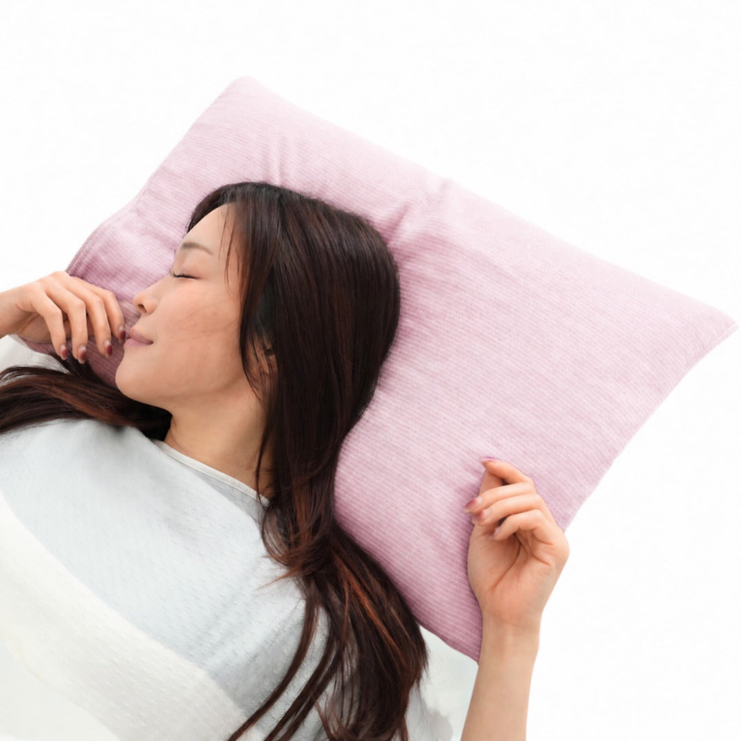 銀のまくだけ まくらカバー Pink を枕に巻いて眠る様子