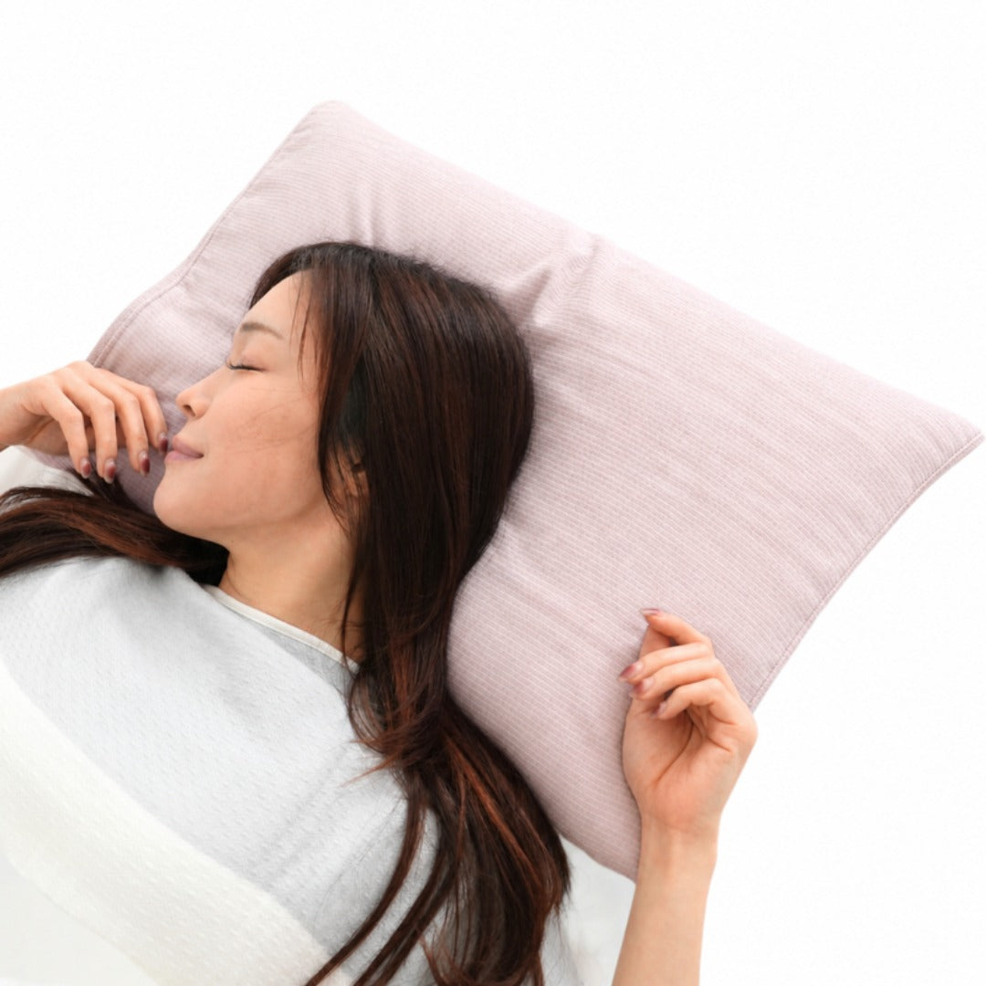 銀のまくだけ まくらカバー Wine を枕に巻いて眠る様子