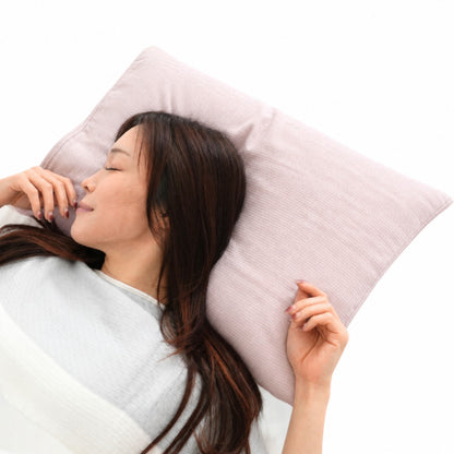 銀のまくだけ まくらカバー Wine を枕に巻いて眠る様子
