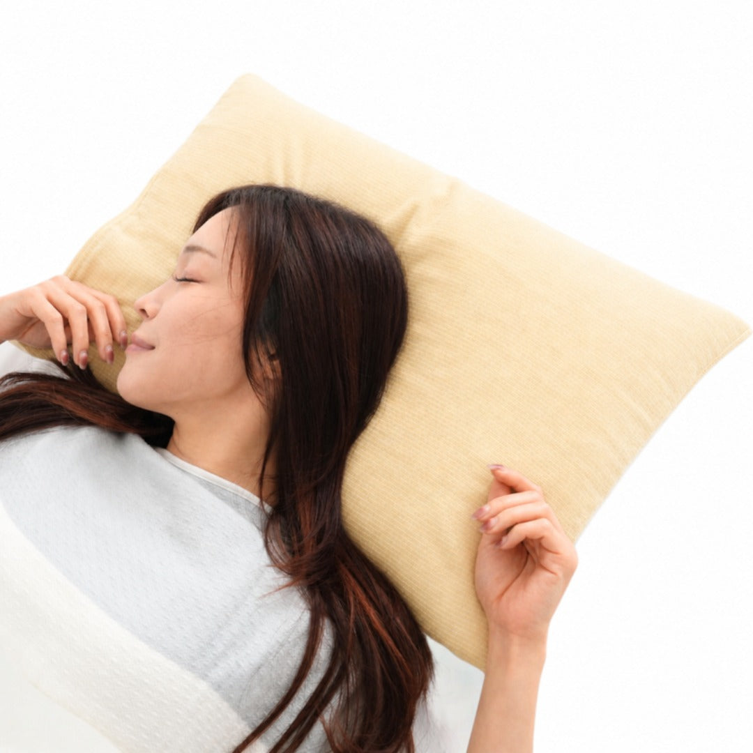 銀のまくだけ まくらカバー Yellow を枕に巻いて眠る様子