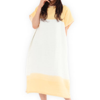 着るタオル エアリーガーゼ Yellow を頭からかぶった様子